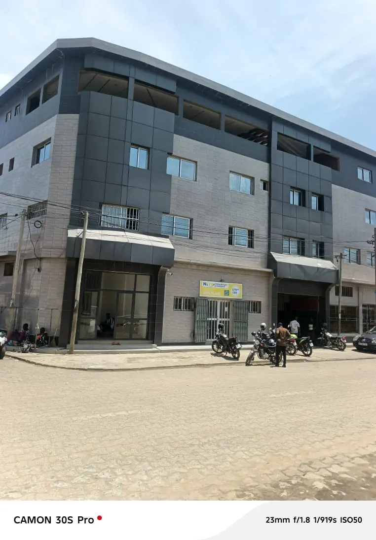 Vente d'un immeuble à Assigamé, R+3, 1 lot et quart, angle de rue, bord des pavés – 1,8 milliard FCFA