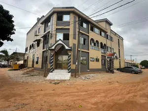 Hôtel 36 chambres et 8 appartements en vente sur 1 lot à Nukafu – 400 millions FCFA