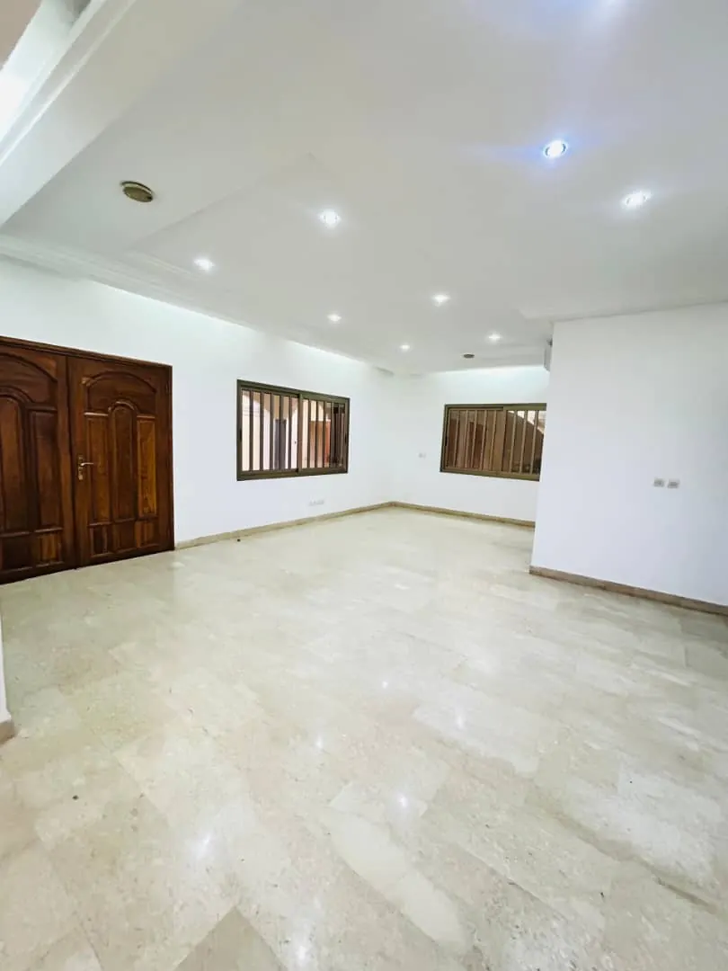 Villa duplex 6 chambres en location à Togo 2000 derrière l'aéroport – 1 600 000 FCFA/mois