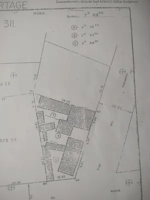 Terrain en angle de rue en vente à Assivito, bord du goudron – 395 millions FCFA