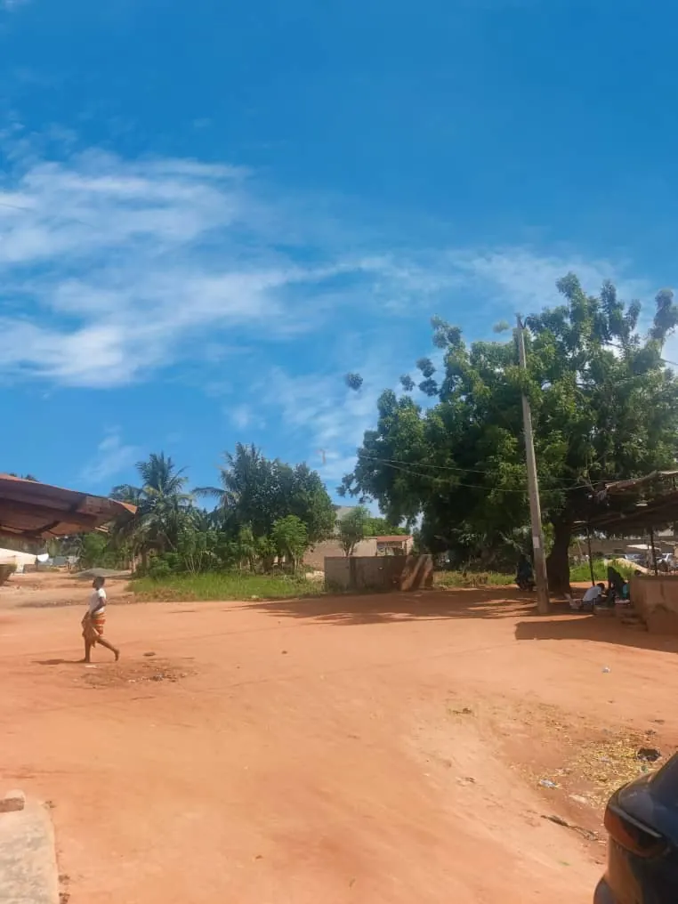 Terrain demi-lot 600 m² en angle de rue à vendre à Ségbé Klémé – à partir de 10 millions FCFA