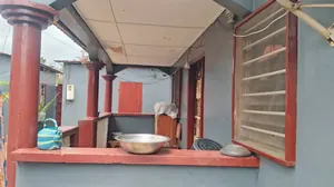 Vente d'une maison à Agoè Sogbossito Kpogli, demi-lot 300 m², maison de location avec boutiques – 30 millions FCFA — photo 6
