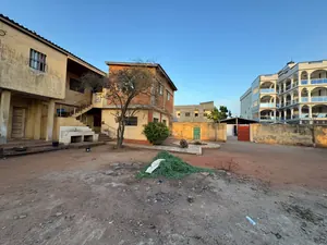 Vente de terrain à Agoè Cacaveli, 2 lots clôturés avec villa sur 1/2 lot à rénover, à 100 m du goudron – 65 millions FCFA le lot — photo 2