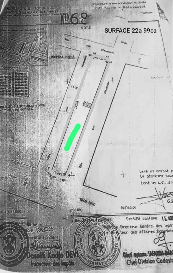 Terrain de 3 lots 3/4 en angle de rue, clôturé, bord du goudron à Kégué – 200 millions FCFA
