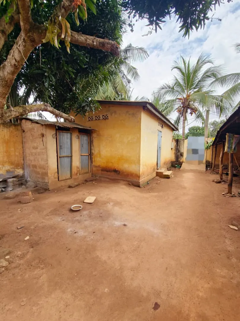 Vente d'une maison à Légbassito près du marché, 2 chambres + salon, à 100 m du goudron CEDEAO – 18 millions FCFA négociable