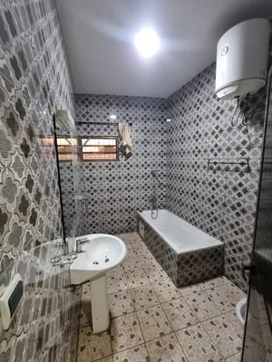 Vente d'une villa à Hountigomé, angle de rue, R+2, 447 m², proche du goudron – 250 millions FCFA — photo 3