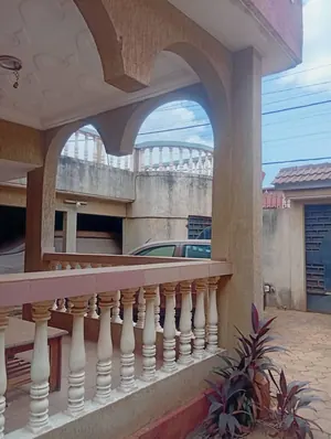 Vente ou bail d'un immeuble à Assigamé, R+1 sur 600 m², angle de rue, 11 boutiques/magasins et 2 appartements – à partir de 1,7 milliards FCFA ou 2,5 millions FCFA/mois
