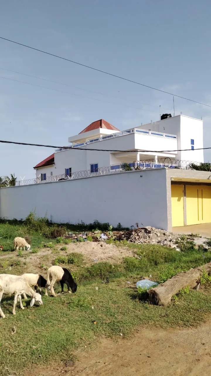 Vente d'une villa à Agoè Zongo, R+1, 1 lot, à 300 m du goudron – 75 millions FCFA