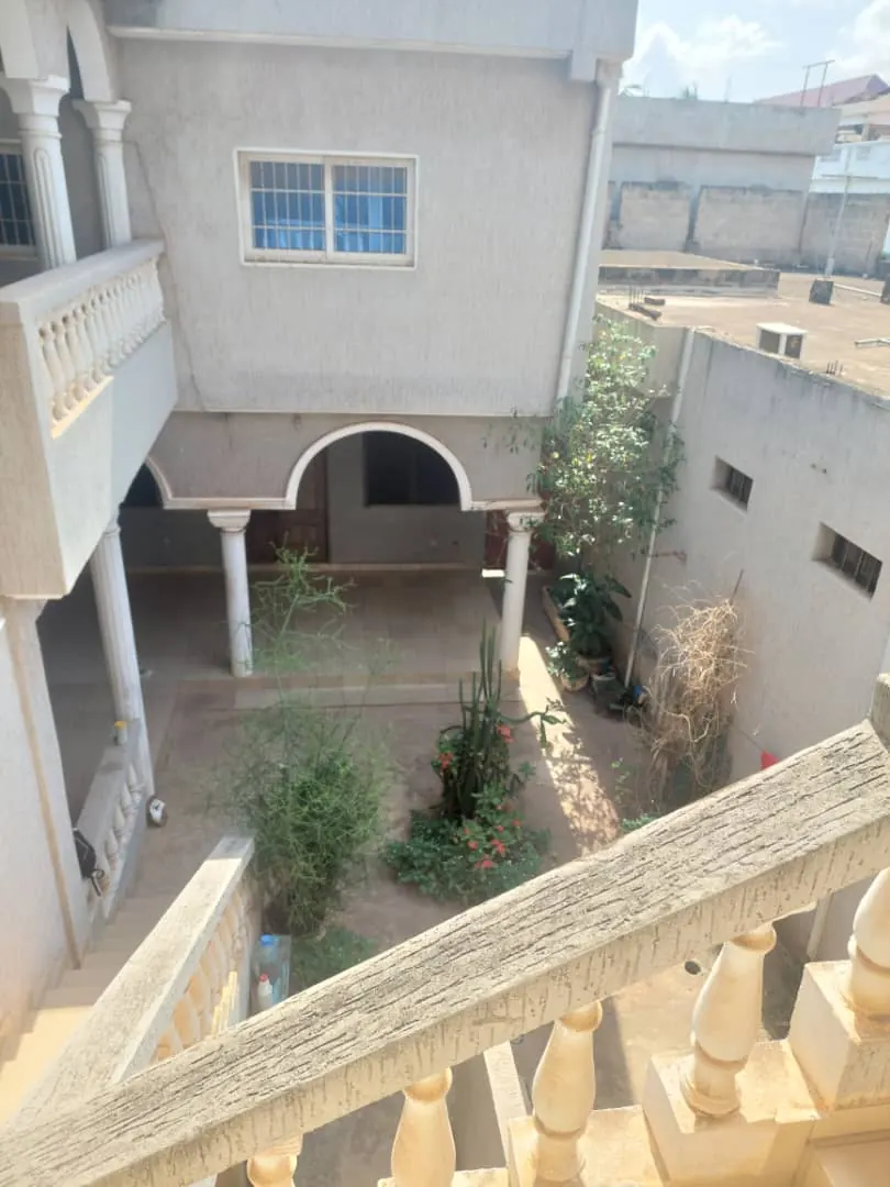 Villa duplex 9 chambres 300 m² à vendre à Agoè La Source, bordure de goudron – 105 millions FCFA