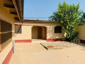 Maison de location à vendre sur demi-lot à Adetikopé, route d'Avéta – 32 millions FCFA — photo 3