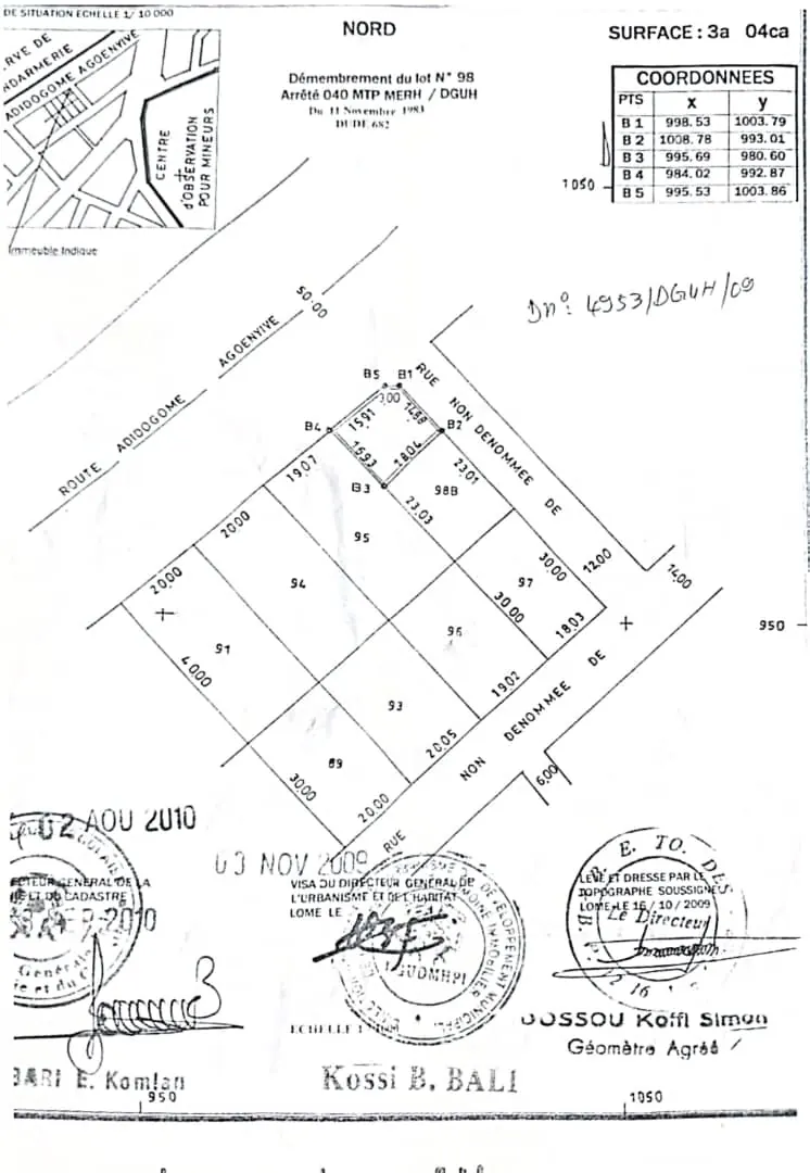 Terrain demi-lot en vente en angle de rue au bord du goudron à Agoé Cacavéli – 55 millions FCFA