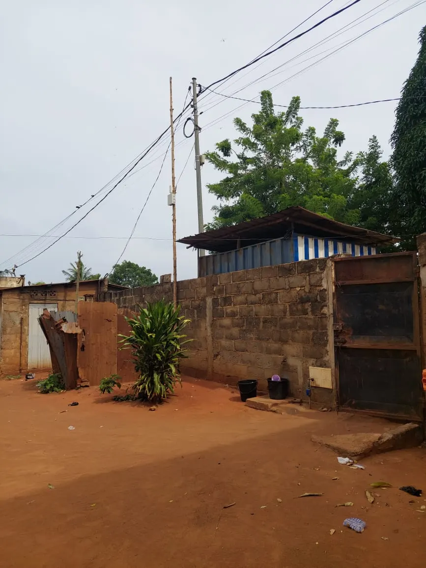 Terrain 570 m² en vente en bordure de goudron à Attiégou – 60 millions FCFA