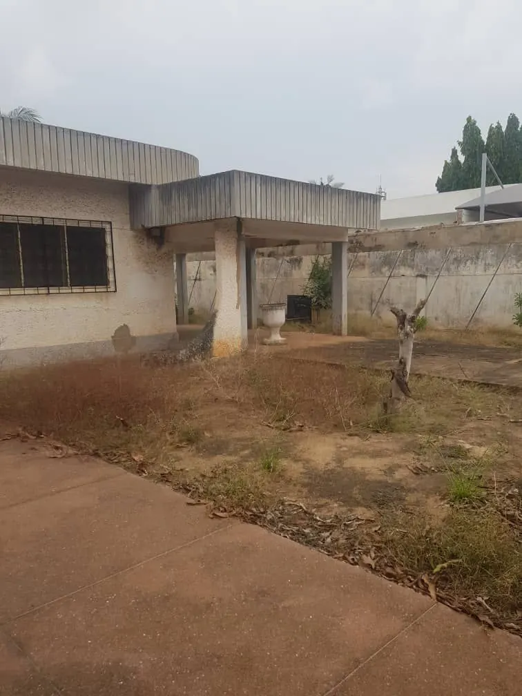 Villa 4 chambres à raser en vente à Caisse – 350 millions FCFA
