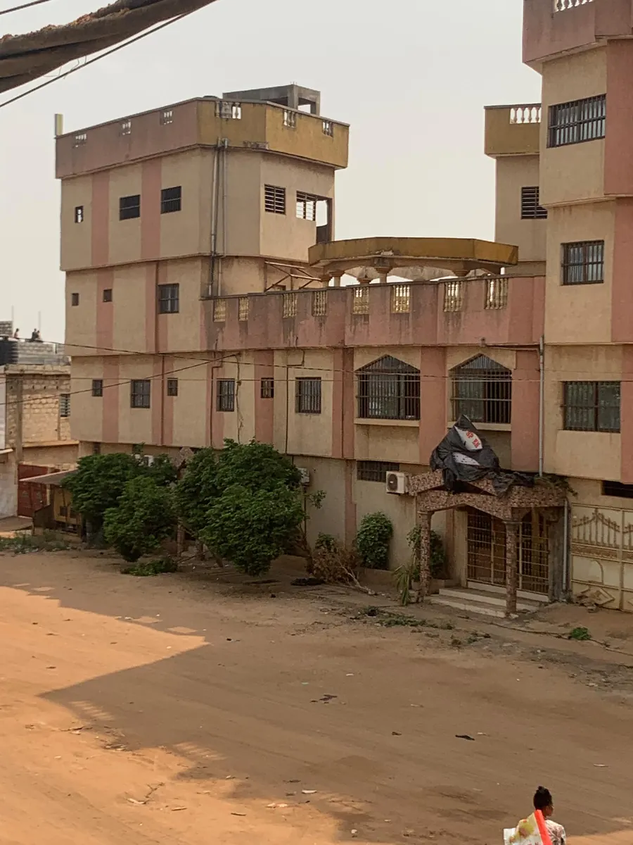 Hôtel en vente à Agoè Fiovi, proche du Collège Koshigan – 500 millions FCFA