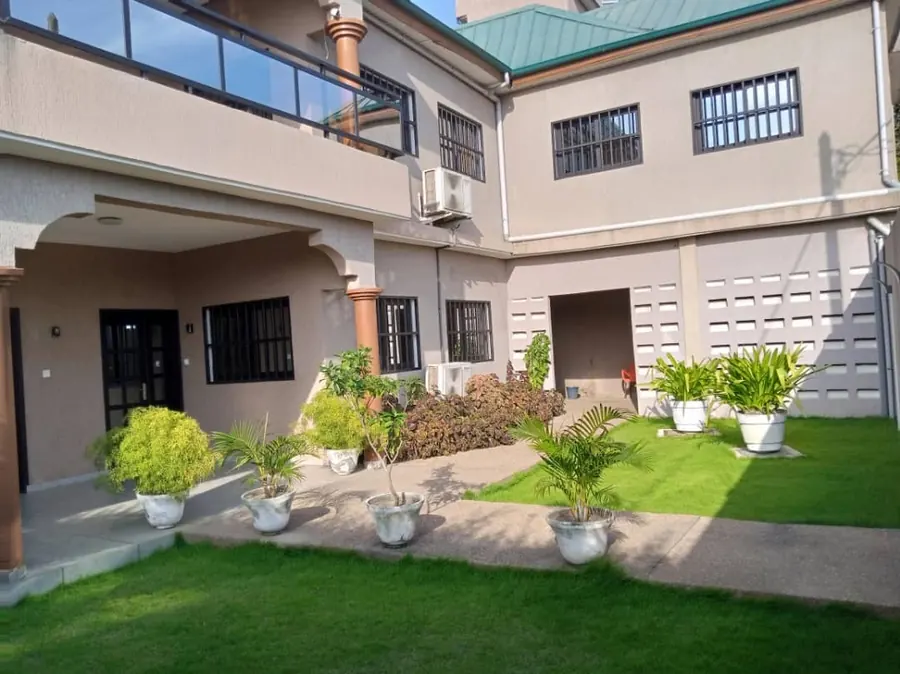 Villa duplex meublée 9 pièces à vendre à Baguida Cité BOAD – 400 millions FCFA