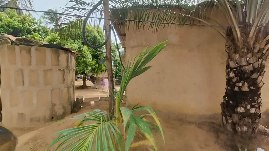 Terrain demi-lot en vente à Adetikopé Pia à 100 m de la Nationale 1 – 10 millions FCFA