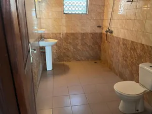 Vente de villas jumelles à Ablogamé, 4 chambres chacune, angle de rue, avec jardin et garage – 250 millions FCFA à débattre — photo 5