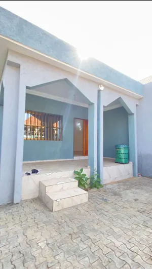 Vente d'une villa à Attiégou, 5 chambres, sur demi-lot, à 100 m du goudron – 59 millions FCFA