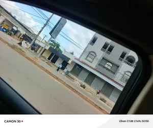 Vente d'un terrain à Minamadou 1, moins d'¼ de lot (10×10 m), 4 boutiques, angle de rue face au goudron – 25 millions FCFA à débattre — photo 2