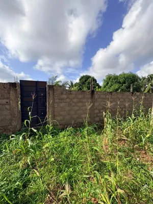 Terrain en vente à Legbassito Kognito, angle de rues – 4 lots collés et 1 demi-lot – 15 millions FCFA le lot — photo 3