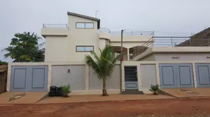 Villa duplex 6 chambres sur 1 lot à vendre à Hedzranawoé – 240 millions FCFA