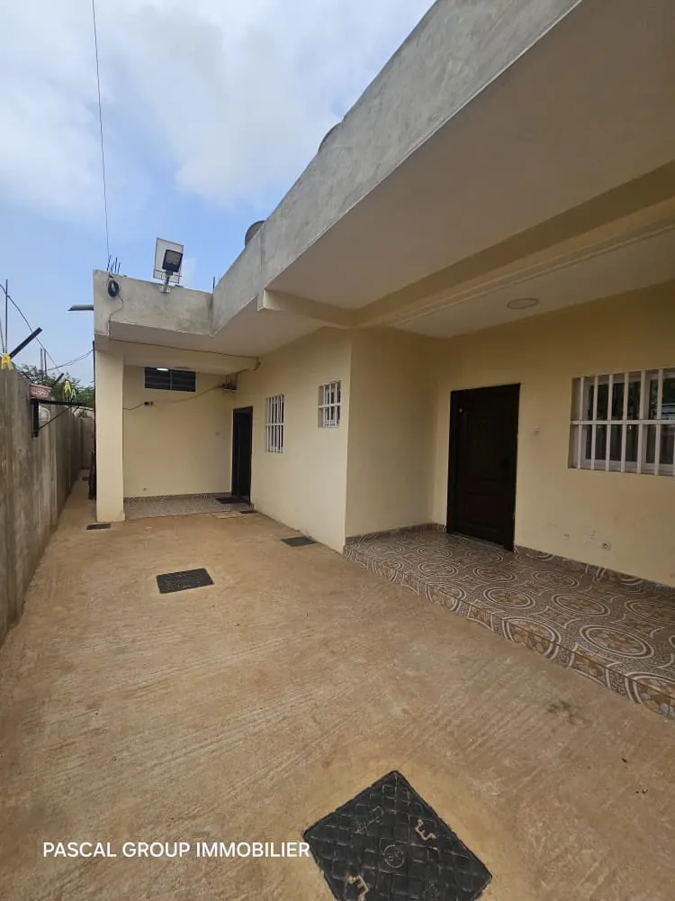 Maison en construction sur demi-lot à Djagblé Abolavé, Lomé – 27 millions FCFA à débattre