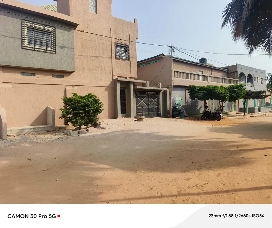 Résidence duplex 25 pièces sur 2 lots à vendre à Adidogomé Sagbado – 450 millions FCFA