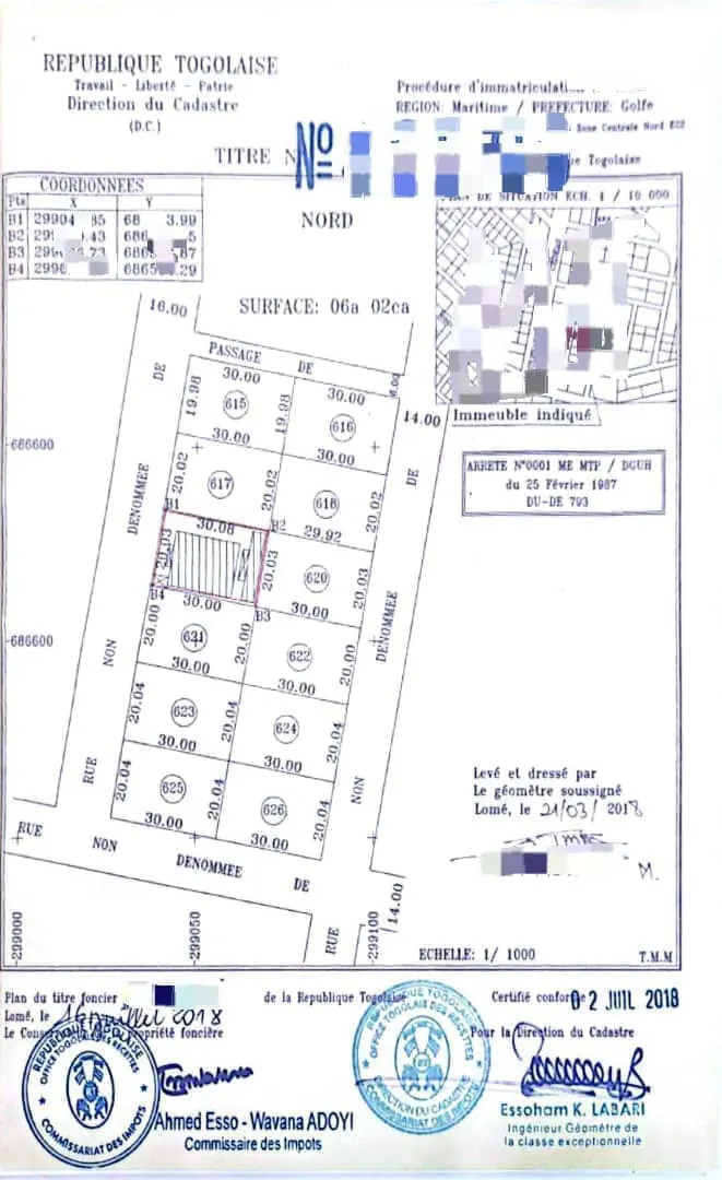 Vente d'un terrain à bâti (demi-lot) en bord de goudron, avec boutique et chambres à raser – 60 000 000 FCFA