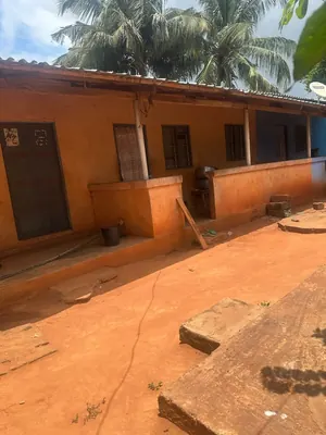 Vente d'une maison à Adetikopé Kladjemé, demi-lot avec 3 chambres salon, 2 pièces simples et boutique – 15 millions FCFA à revoir — photo 4