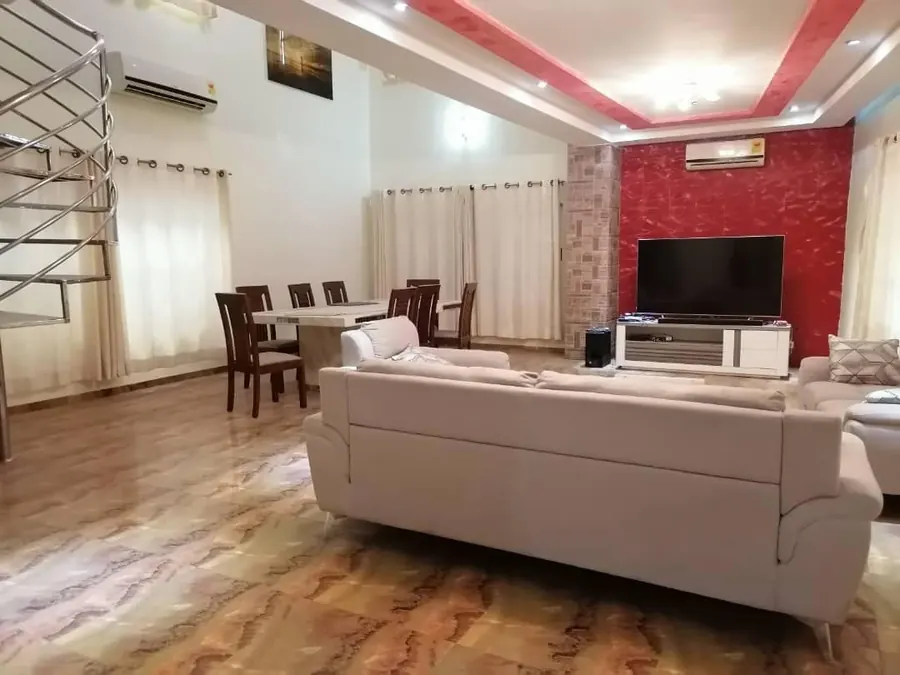 Villa R+2 7 chambres avec piscine à vendre à Avedji Wessome – 250 millions FCFA