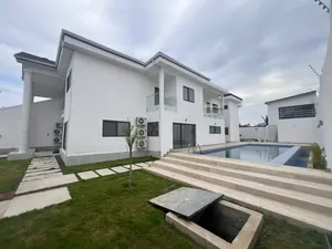 Location d'une villa à Baguida Batovi, duplex avec piscine, 5 chambres, jardin et garage – 1 700 000 FCFA/mois