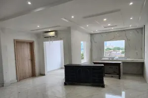 Villa R+4 de 34 pièces à vendre à Kodjoviakopé – 700 m² – Titre foncier – 1,5 milliard FCFA — photo 5