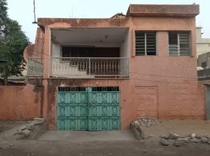Terrain bâti demi-lot en vente à Assigamé Aguiyakome, Grand Marché de Lomé – 220 millions FCFA