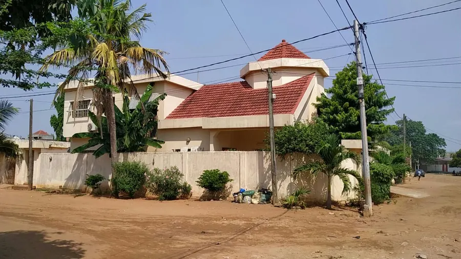 Villa R+1 4 pièces en angle de rue à vendre à Hedzranawoé, Lomé – 90 millions FCFA