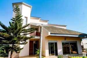 Villa duplex 12 pièces à vendre à Totsi sur 3 lots – 350 millions FCFA — photo 4