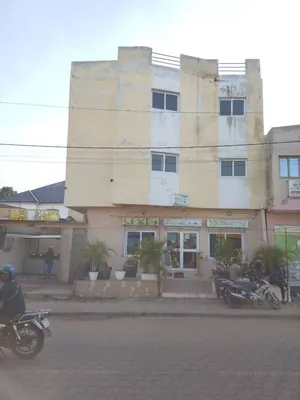 Immeuble en vente à Totsi section arrière sur demi-lot – 110 millions FCFA