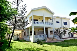 Villa 14 pièces en angle de rue en bordure du goudron à Kpogan – 900 m² – 200 millions FCFA — photo 2