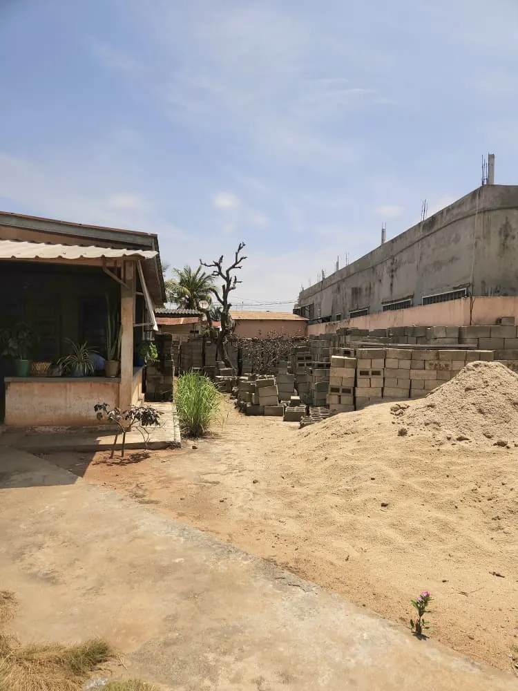 Vente d'un terrain à Djidjolé, 688 m², bord des pavés, angle de rue – 150 millions FCFA