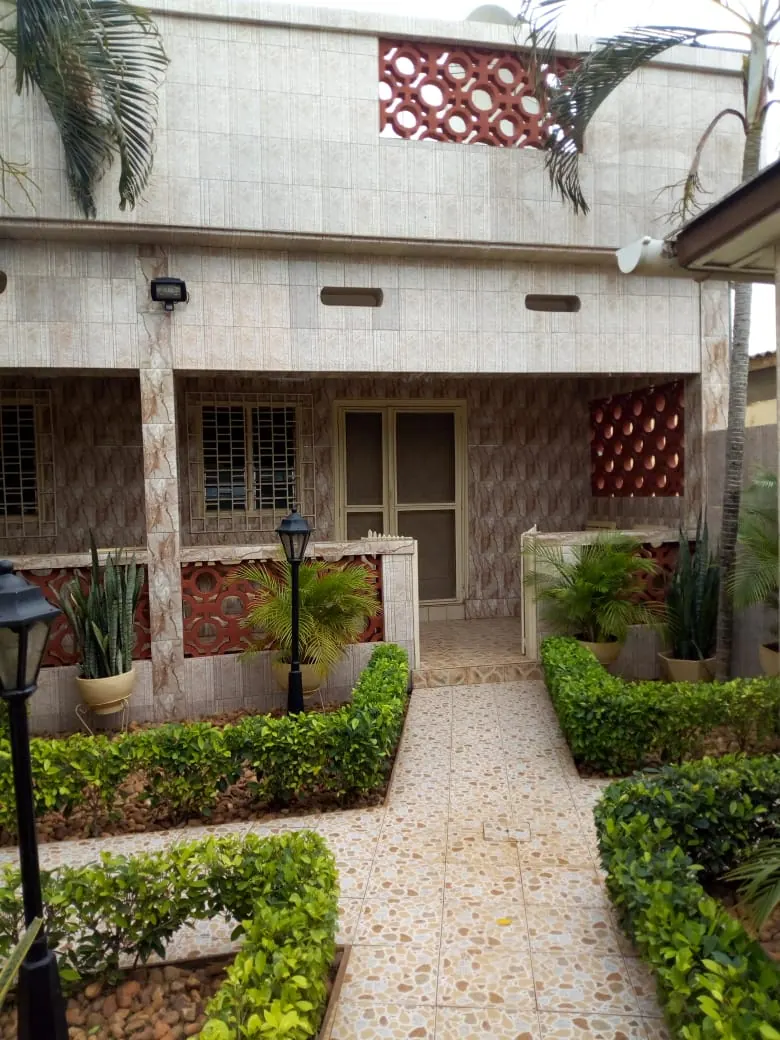 Villa R+1 5 chambres 300 m² à vendre à Agoè Adjougba – 65 millions FCFA