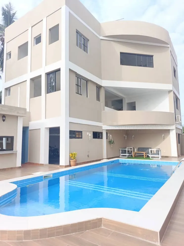 Hôtel 25 chambres avec piscine et restaurant à vendre à Agbodrafo – 500 millions FCFA