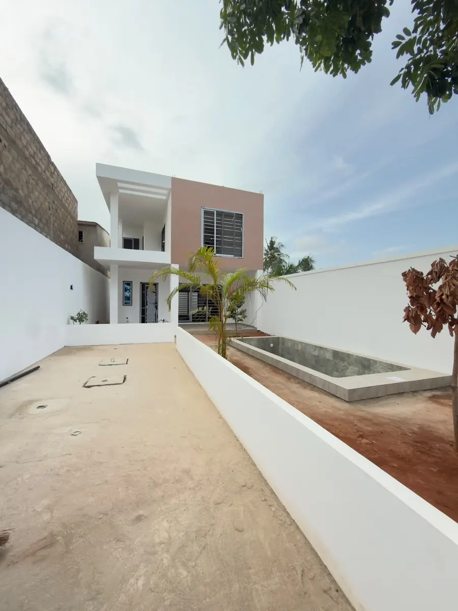 Vente d'une villa à Djidjolé, duplex avec piscine, 4 chambres, nouvelle construction – 65 millions FCFA