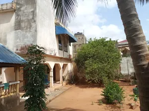 Vente d'une maison à Agoè Minamadou, 5 chambres sur 1 lot (600 m²), face grande voie, 2 bâtiments + 2 boutiques – 70 millions FCFA — photo 6