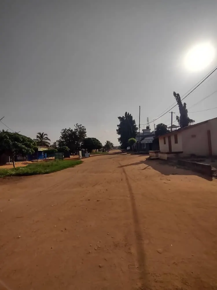 Terrain demi-lot avec maison 4 pièces et 2 boutiques en vente à Gblenkomé Gbodossimé face au marché – 27 millions FCFA