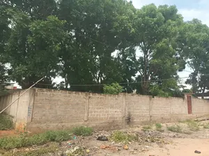 Terrain 2 lots 1/2 clôturé à vendre derrière le marché de Legbassito – à partir de 14 millions FCFA — photo 2