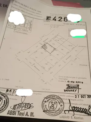 Terrain 3/4 de lot clôturé avec pièce et boutique à vendre à Agoé Sogbossito – 52 millions FCFA