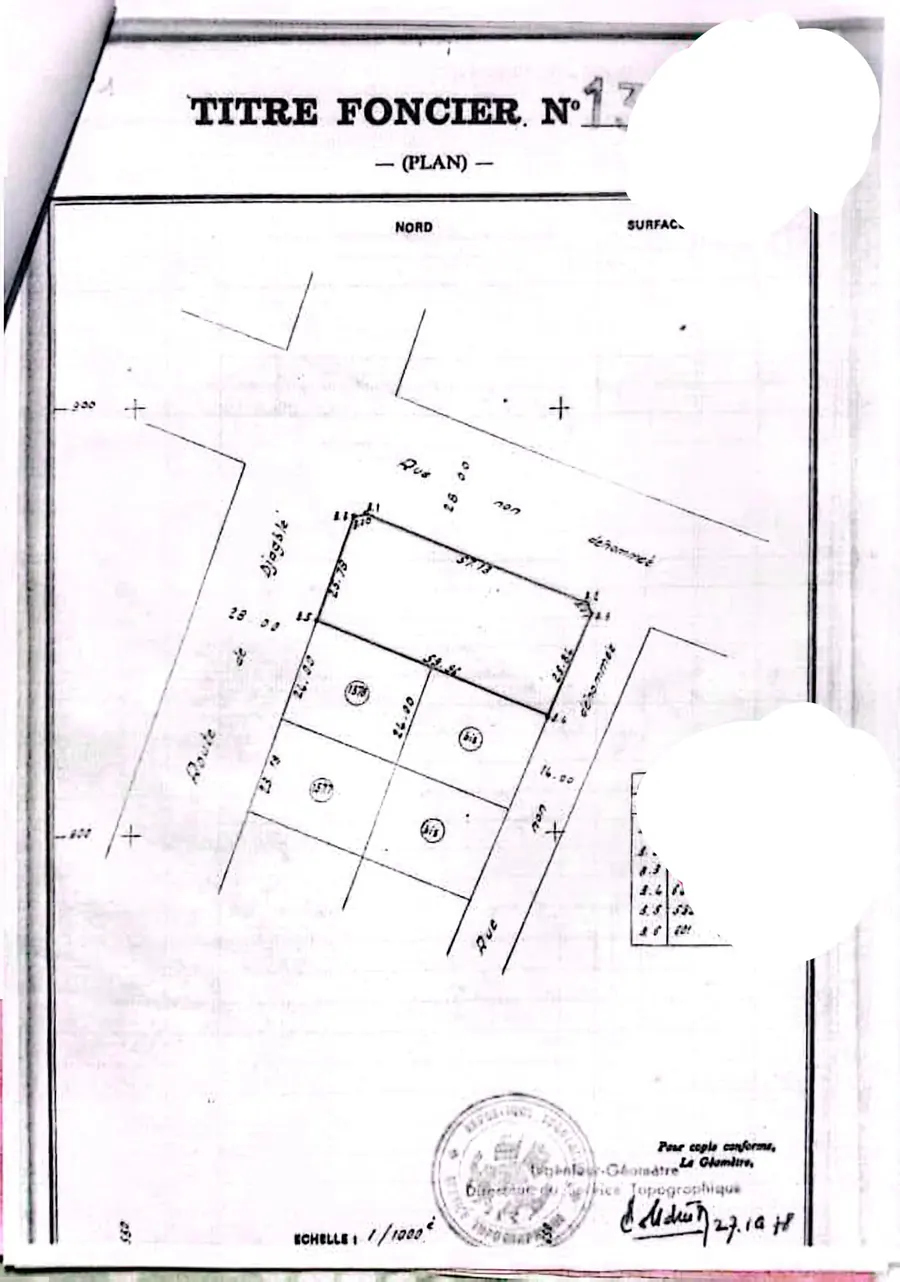 Vente de terrain à Lomé, 3 lots en face de la FTF, bord du goudron, angle de rue – 350 millions FCFA