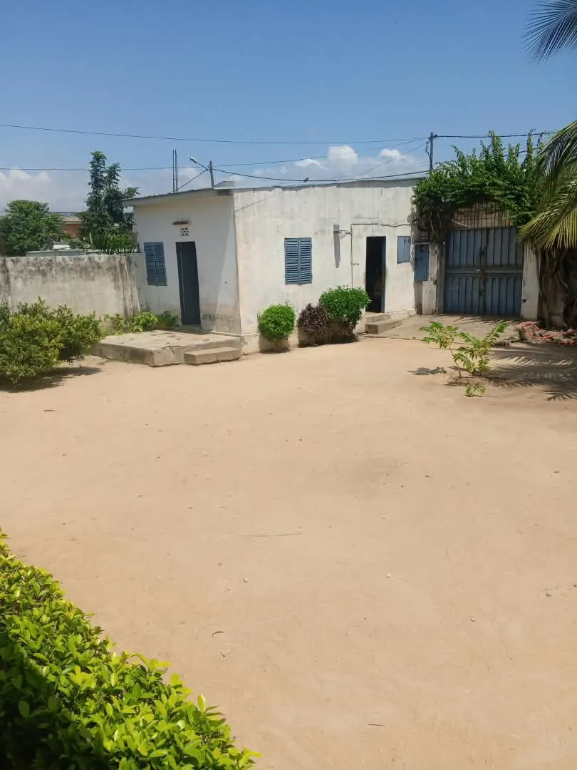 Vente d'un terrain à Tokoin Protestant, 1 lot, proche du goudron – 100 millions FCFA