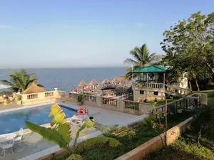 Vente d'un hôtel à Togoville, Ekpui, 12 pièces, 6 000 m² avec piscine et jardin – 480 millions FCFA