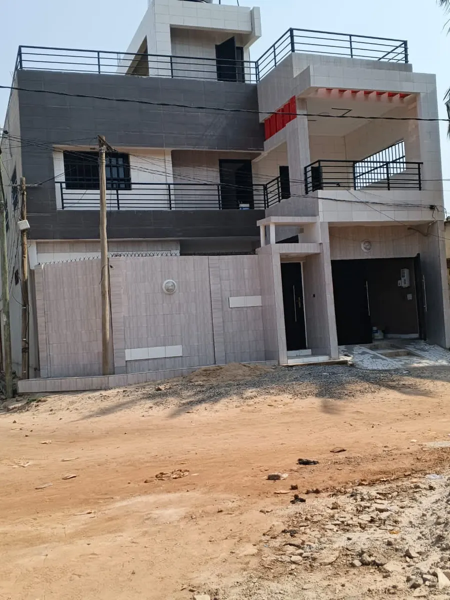 Villa duplex 3 chambres à vendre à Agoè, angle de rue – 90 millions FCFA