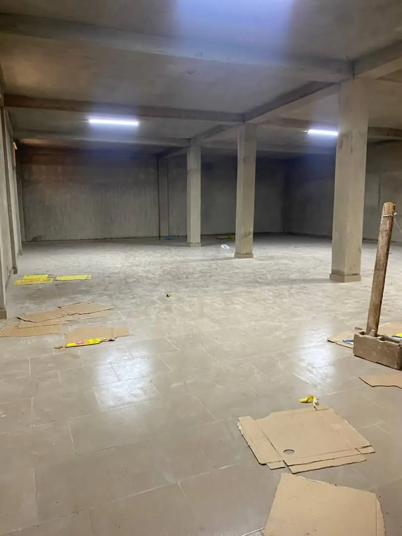 Location d'un entrepôt à Tokoin Ramco, nouvelle construction, environ 300 m² – 700 000 FCFA